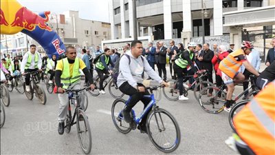 محافظ بني سويف يطلق إشارة بدء ماراثون الدراجات احتفالًا بالعيد القومي