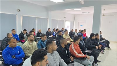 «جبران» يعلن تسليم 36 عقد عمل لمدربين مصريين في 