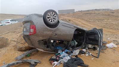 إصابة شقيقة وزير الكهرباء و2 آخرين بحادث انقلاب سيارة بطريق القطامية (صور)