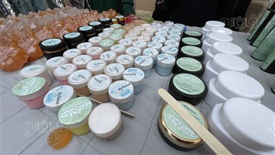 المنتجات الفلسطينية تغزو مهرجان التمور 2025.. شامبو الشعر بـ150 جنيها وصابونه لبان الدكر بـ40 وكريم المرطب بـ50 (فيديو وصور) 