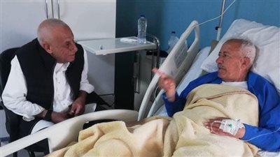 حسين لبيب يزور أحمد عبد الحليم بالمستشفى بعد إجرائه عملية جراحية