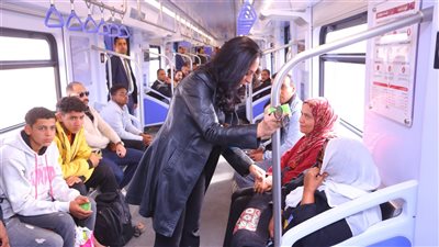 وزيرة التضامن تستقل القطار الكهربائي لمقر الوزارة في العاصمة الإدارية الجديدة