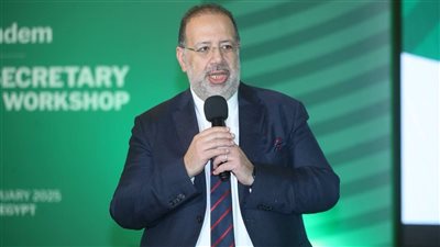 وليد العطار يلقي محاضرة لسكرتيري عموم الاتحادات الأفريقية بتكليف من الكاف