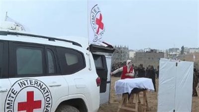 وصول مركبات الصليب الأحمر إلى موقع تسليم الأسرى الإسرائيليين برفح الفلسطينية