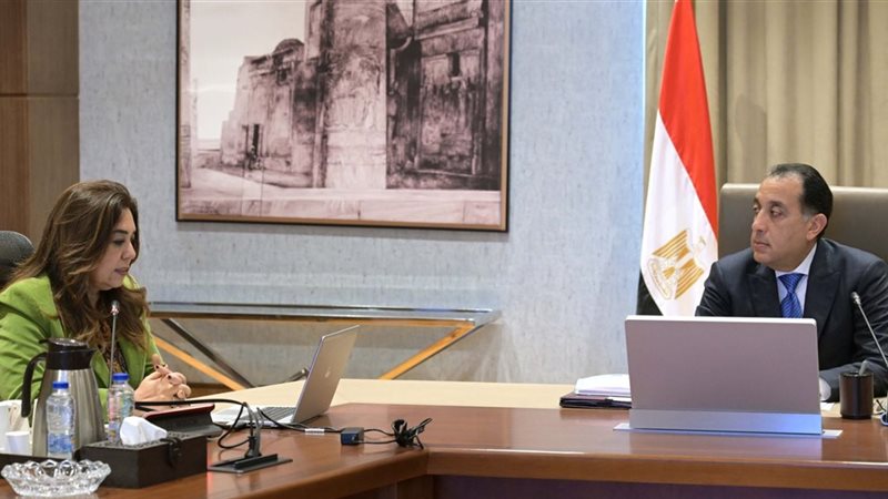 رئيس الوزراء ووزيرة