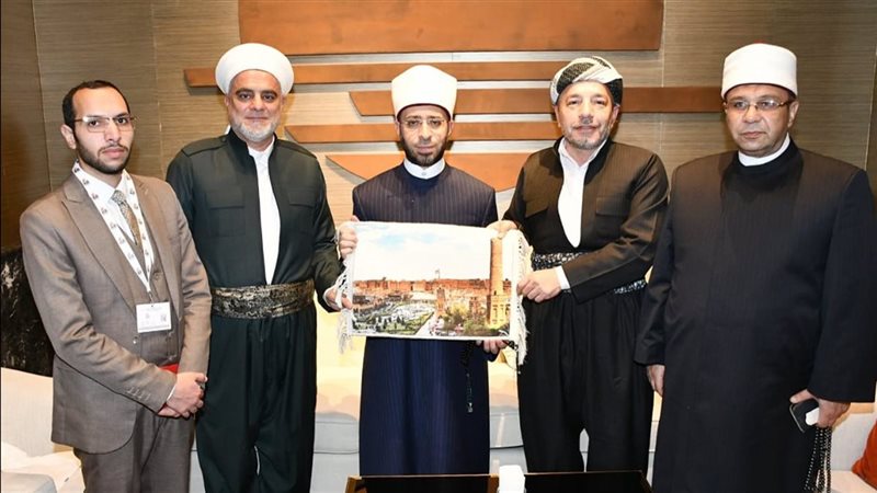 وزير الأوقاف يلتقي