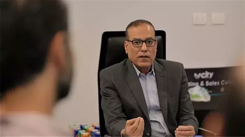  مصطفى عزام، المدير