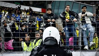 شاهد، أحداث الشغب في المدرجات التي أوقفت مباراة بالدوري الأوروبي