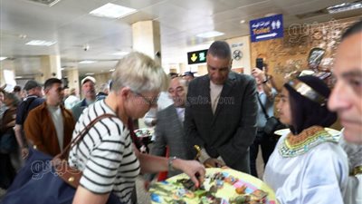 محافظ أسوان يستقبل الأفواج السياحية بمطار أبو سمبل بالهدايا والورود (صور)