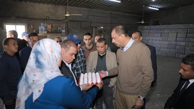 محافظ سوهاج يتفقد إحدى شركات الإنتاج الداجني ويوجه بطرح منتجاتها بمعارض أهلا رمضان
