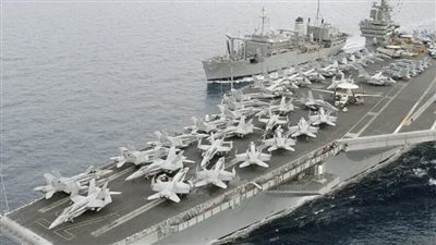 إقالة قائد حاملة طائرات أمريكية بعد اصطدامها بسفينة تجارية قرب مصر