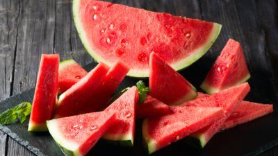 البطيخ كنز غذائي للمرأة، وفوائد صحية وجمالية متعددة
