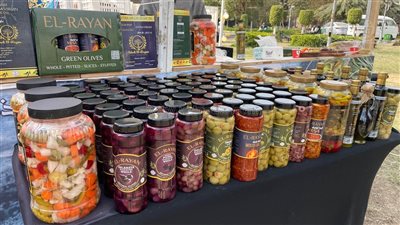 أسعار المخللات في مهرجان التمور 2025،فيجا أوليف بـ 110 جنيهات وبرطمان المشكل بـ 90، وعروض متنوعة على زيت الزيتون (فيديو وصور)