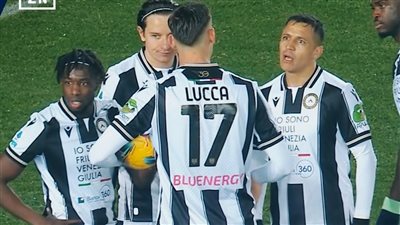 لم تحدث في مراكز الشباب، حادثة غريبة بمباراة أودينيزي وليتشي بالدوري الإيطالي (فيديو)