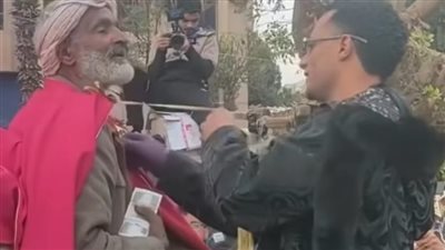 رزم رزم، ما قصة الأموال التي يوزعها محمد رمضان في الشارع (فيديو)
