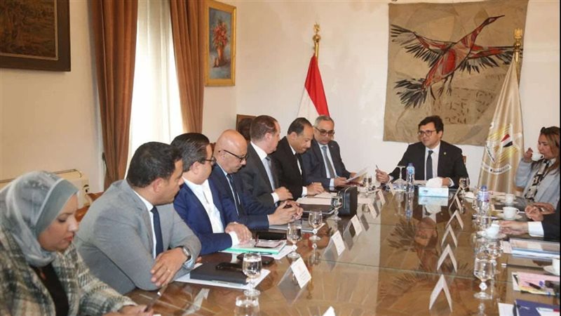 وزير الثقافة يعقد
