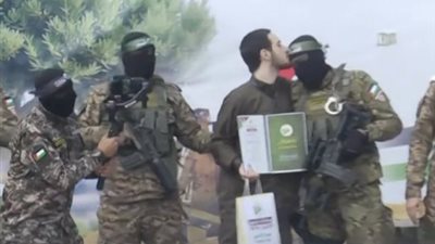 في فيديو بثته القسام، أسير يطالب الشعب الإسرائيلي بالنزول للشوارع للضغط على حكومة الاحتلال