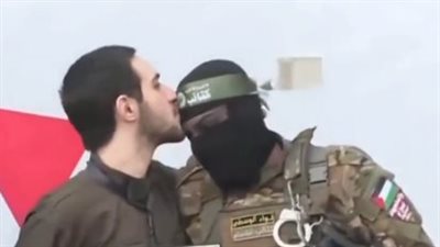 أسير إسرائيلي يقبل رأس قسامي يثير الجدل، والنشطاء: مشهد تاريخي يصيب نتنياهو بالجلطة (فيديو)