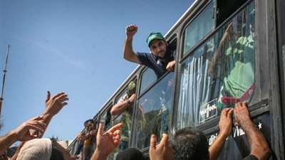بينهم أقدم أسير ومهندس القسام، الاحتلال يفرج عن مئات الأسرى الفلسطينيين ضمن صفقة التبادل