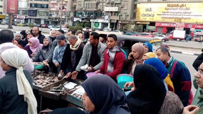 استمرار توافد المواطنين على معارض سوق اليوم الواحد بالمنصورة 