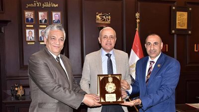 الأكاديمية العسكرية ومجلس التدريب والتعليم يكرمان محافظ الأقصر