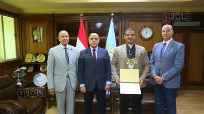 محافظ كفر الشيخ يكرم البطل 