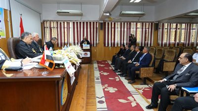 محافظ الشرقية يناقش رسالة دكتوراه بجامعة الزقازيق 