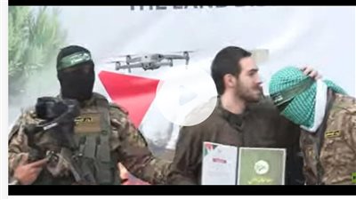 الإعلام العبري عن تقبيل أسرى الاحتلال رأس القسام: تحت تأثير المخدرات
