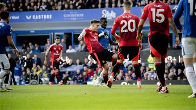 مانشستر يونايتد ينتزع تعادلا صعبا أمام إيفرتون بالدوري الإنجليزي (فيديو)