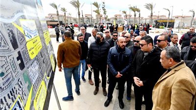 وزير الإسكان يتفقد الممشى السياحي ومحطة تحلية مياه البحر بمدينة المنصورة الجديدة