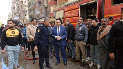 6 سيارات إطفاء للسيطرة على حريق شقة بأسيوط، والمحافظ يتفقد الحادث (فيديو)