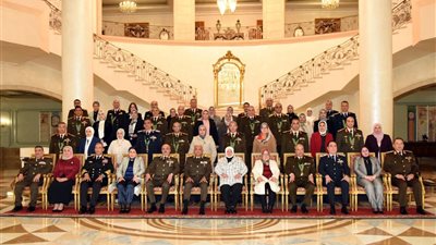 وزير الدفاع يكرم عددًا من القادة الذين أوفوا العطاء بالقوات المسلحة (صور)