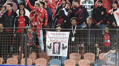 طفل أهلاوي يوجه رسالة للخطيب من المدرجات: سلامتك يابيبو (صور)