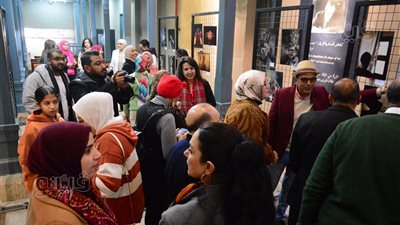 معرض للتصوير المفاهيمي يجمع بين الأدب والصورة، عندما تلتقي العدسة بروايات نجيب محفوظ (فيديو) 