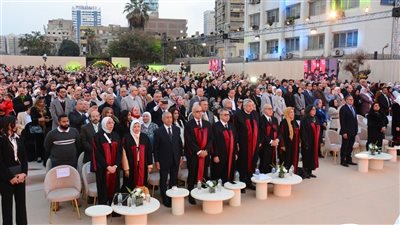 مستشار رئيس الجمهورية للصحة ورئيس جامعة عين شمس بحفل تخريج دفعة ٢٠٢٣ / ٢٠٢٤ طب