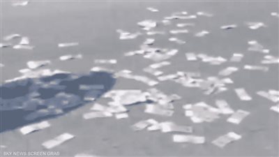 الأوراق النقدية السورية تغطي طريق دمشق حلب، ما القصة؟