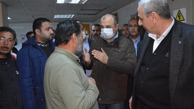وزير قطاع الأعمال يتفقد موقع حادث الخزان بشركة غزل المحلة (صور)
