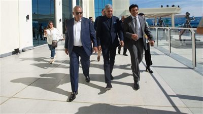 وزير السياحة والآثار يفتتح منتجعا سياحيا جديدا بمنطقة خليج مكادي بمدينة الغردقة