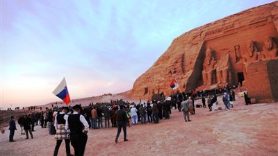 4 آلاف سائح يشاهدون تعامد الشمس على وجه رمسيس في أبو سمبل (صور)