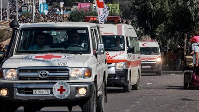 وصول مركبات الصليب الأحمر لساحة الإفراج عن أسرى الاحتلال في مخيم النصيرات (فيديو)