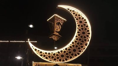 شوارع الأقصر تتزين بالفانوس والهلال استقبالًا لشهر رمضان (صور) 