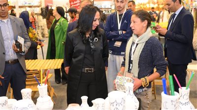 وزيرة التضامن تتفقد معرض 