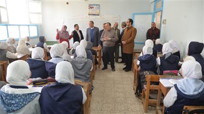 محافظ أسيوط يحث طالبات الإعدادية على المشاركة في مجموعات التقوية المجانية