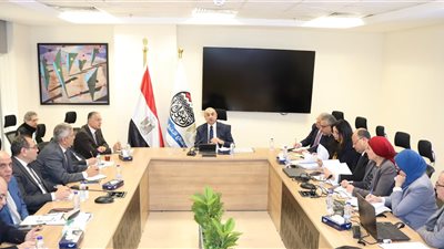 وزير قطاع الأعمال العام يتابع مع رؤساء الشركات القابضة مشروعات التطوير (صور) 