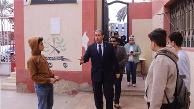 محافظ دمياط يقيل مدير مدرسة لعدم الانضباط (صور)