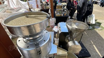  عصارات الزيوت الطبيعية في مهرجان التمور 2025، زيت جوز الهند بـ 550 وزبدة الفول السوداني بـ 180 جنيه،وهذه هي