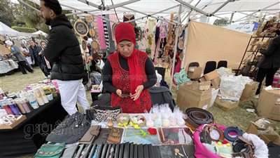  الحرف اليدوية تلفت الأنظار في مهرجان التمور 2025.. أبرزها الجلود الطبيعية والريزن والكروشيه.. أسعارها تبدأ من 30 جنيهًا.. وهذه أبرز النصائح للتأكد من جودة الخامات (فيديو وصور)