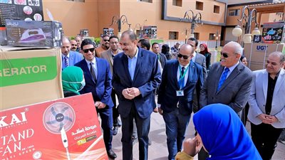 محافظ سوهاج يسلم 14 جهاز عروس للفتيات المقبلات على الزواج