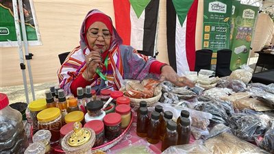 مفاجأة في أسعار المنتجات السودانية بمهرجان التمور.. بخور العود والصندل بـ 50 جنيها والدلكة السودانية بـ 300 جنيه.. وهذه هي أبرز فوائدهم (فيديو وصور)