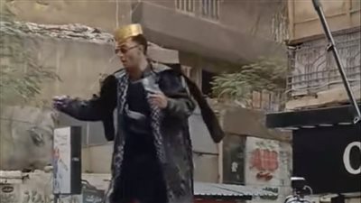 شاهد، محمد رمضان يرقص على سيارته في الشارع وسط الجمهور